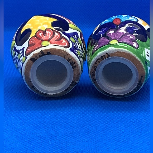 Multi Coloured Salt & Pepper Shakers Folk Art Style Signed - Picture 6 of 6
